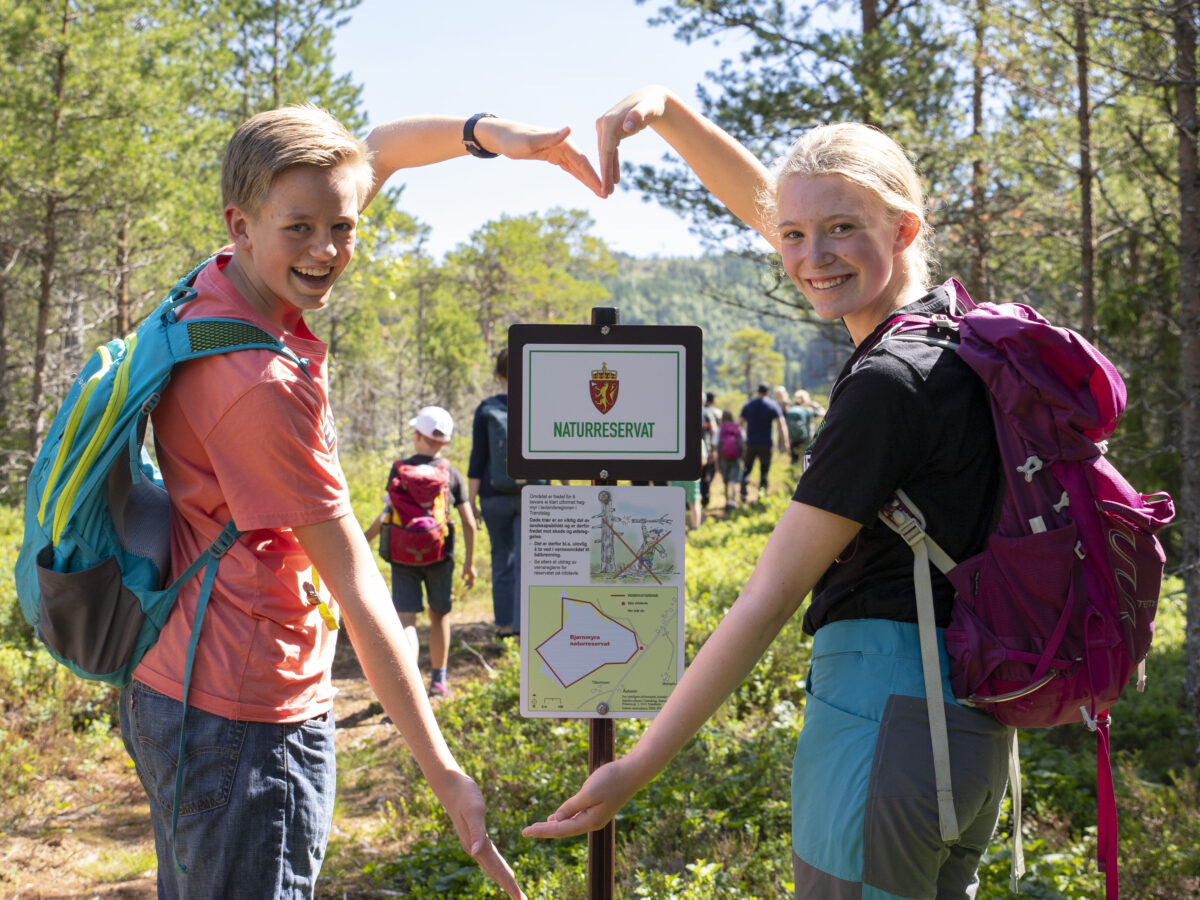 Smilende barn i naturreservat